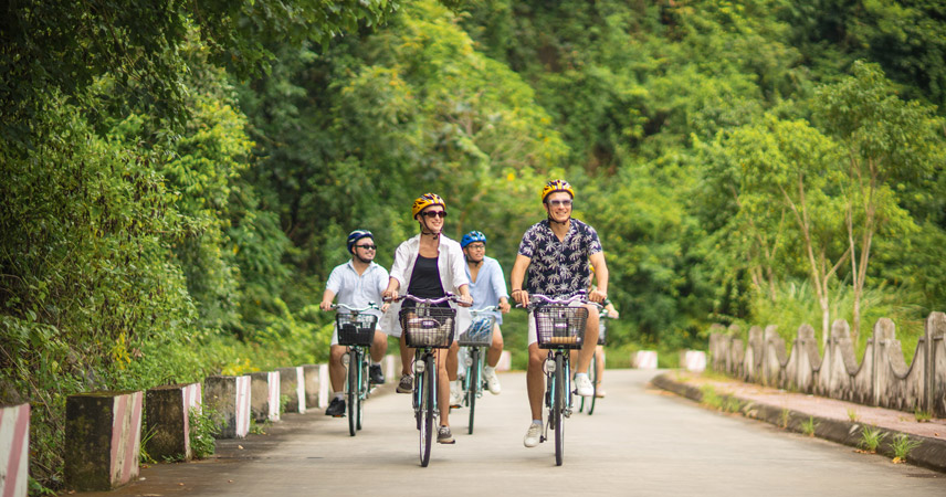 Cycling to explore Viet Hai village