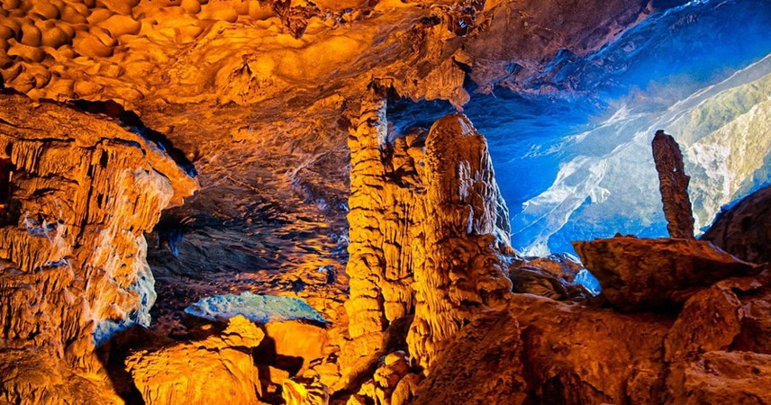 Me Cung Cave features narrower pathways and a more complex internal layout