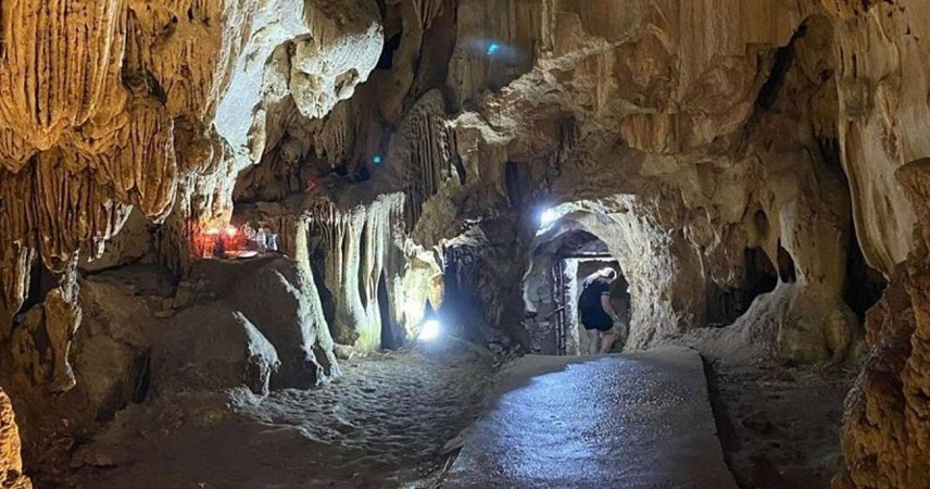 Explore inside Trung Trang cave
