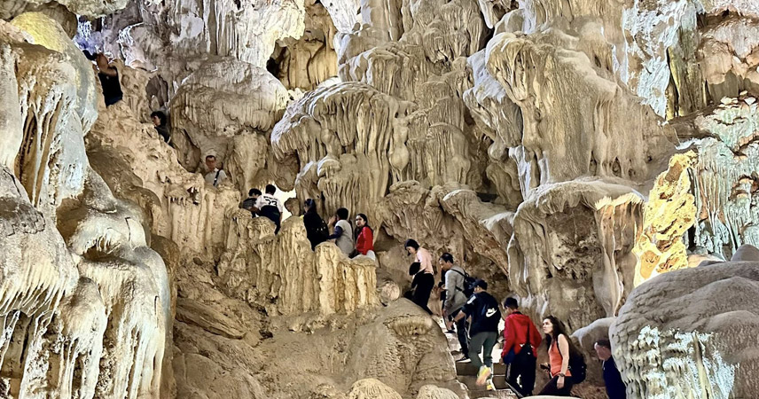 Explore the inside of Thien Cung Cave