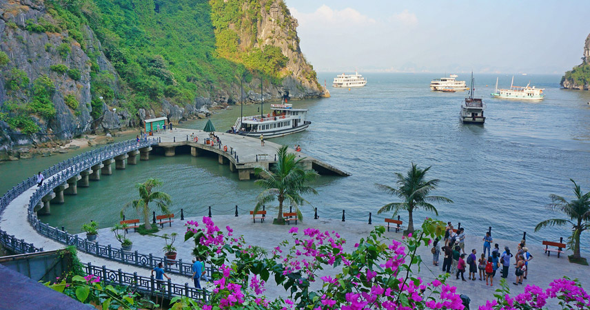 The view outside Thien Cung Cave