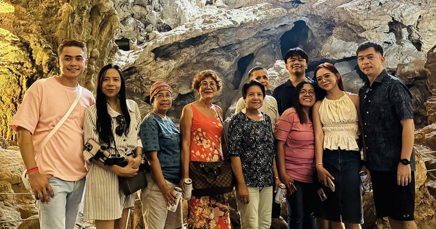 Tourists experience Thien Cung Cave