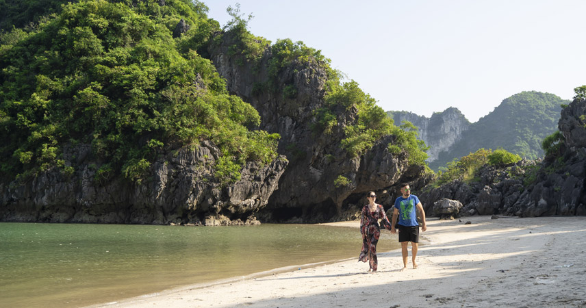 Take a stroll and relax on the beach in the Trinh Nu area (Virgin Area)