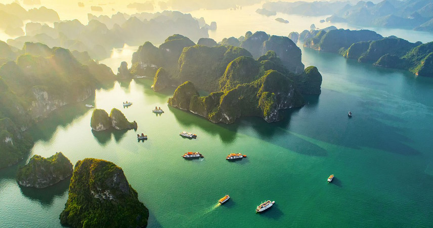 Overview of Bai Tu Long Bay