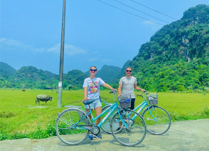 The excursion team takes guests to Viet Hai Village. Guests can cycle through the village, visit fish ponds, bee farms, traditional houses, or try a fish foot massage.