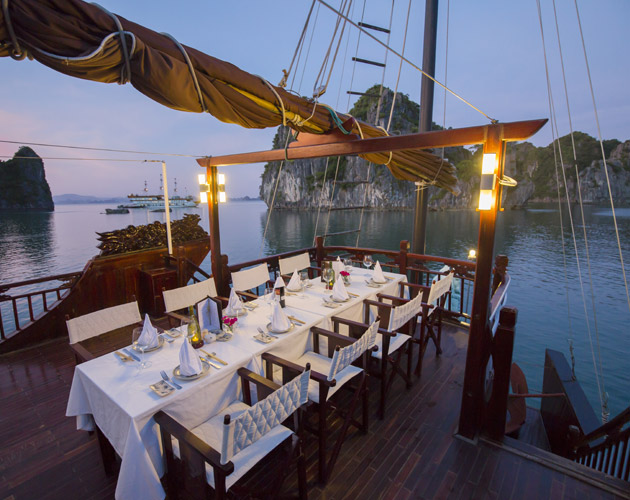 Discover Bai Tu Long Bay on Dragon Pearl Junk