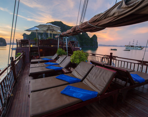 Discover Bai Tu Long Bay on Dragon Pearl Junk