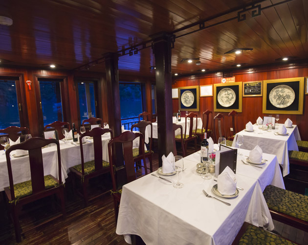 Discover Bai Tu Long Bay on Dragon Pearl Junk