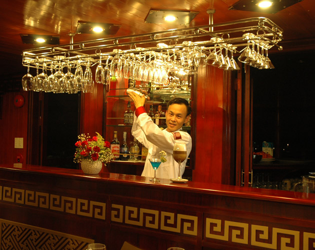 Discover Bai Tu Long Bay on Dragon Pearl Junk