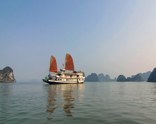 Discover Bai Tu Long Bay on Dragon Pearl Junk