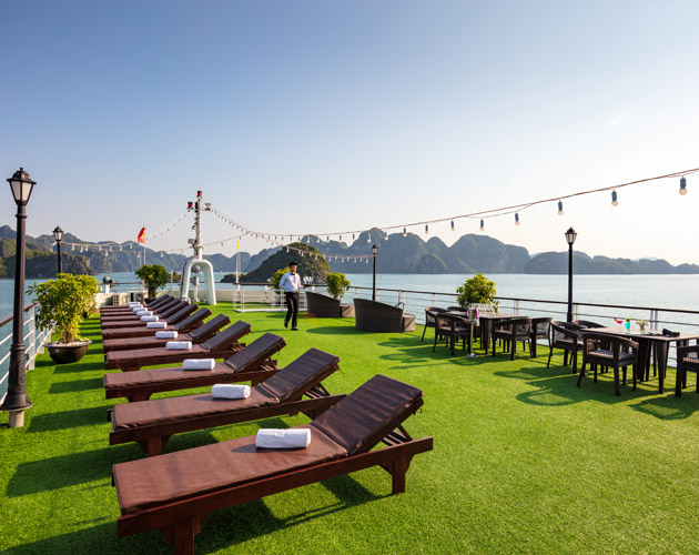 Explore Halong Bay on Mon Chéri Cruise