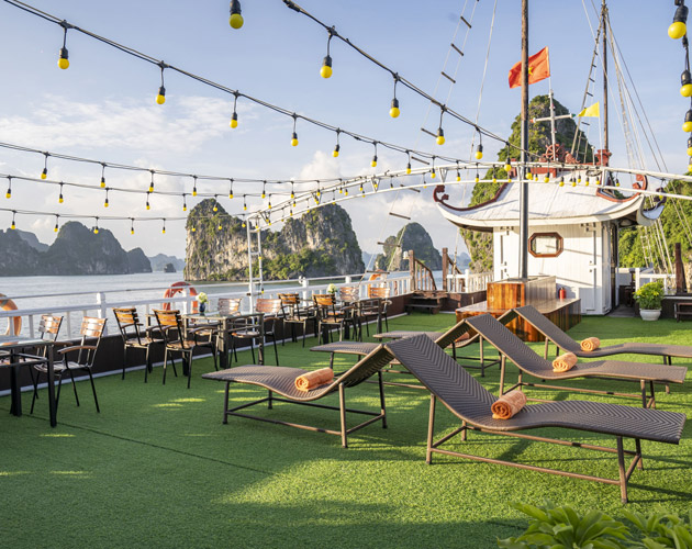 Discover Bai Tu Long Bay on Renea Cruise